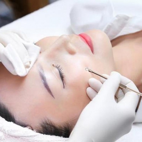Sử dụng Kem hoặc Thuốc Điều trị Mụn tại Đà Nẵng