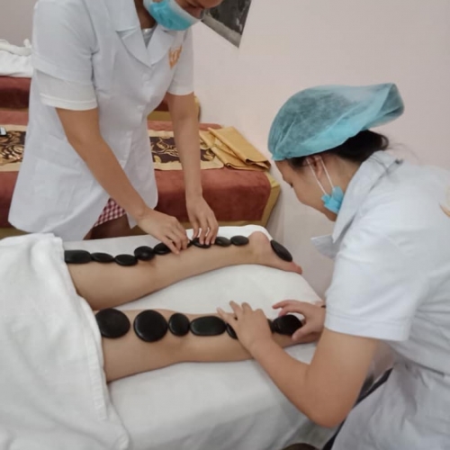 Massage đá nóng