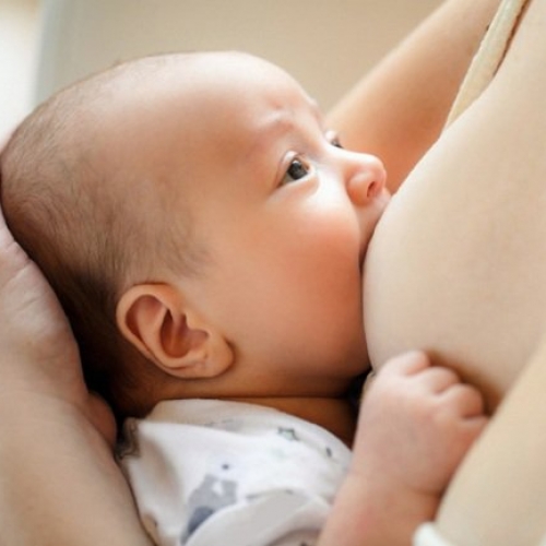 Thu nhỏ quầng vú có ảnh hưởng đến sữa mẹ không?