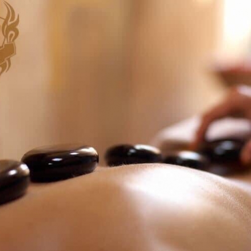 Massage với đá nóng mang lại rất nhiều lợi ích về thể chất và tâm lý.